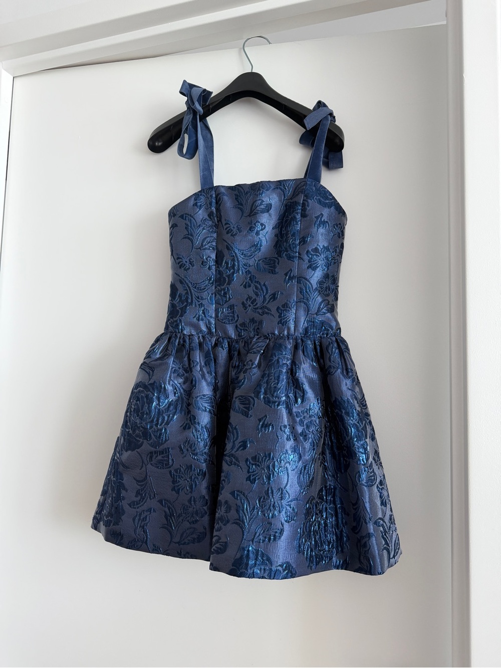 Alice + Olivia Navy Floral Jacquard Tie-Shoulder Dress